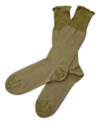 Pictured is a pair of olive‐drab light wool socks typically worn with US Army service shoes.  Either light or heavy wool socks could be worn with the high‐top service shoe.  In 1942, an olive‐drab wool cushion sole sock was introduced that eventually replaced the heavy wool sock.