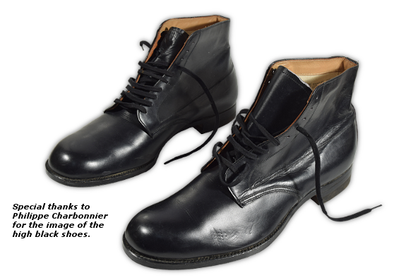 High black shoes were worn with canvas leggings.  Like the low quarter shoes they were made of chromed calfskin, had a plain toe, and a leather outsole with  a rubber tap on the heel. Additionally, high black shoes were lined with bleached cotton drill for comfort. These shoes were replaced before the end of the War with a stronger shoe that was unlined, made of cowhide, and had a full composition sole. (Image courtesy of Philippe Charbonnier) 