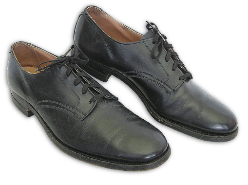 US Navy procured black low quarter shoes. US Navy regulations permitted either low quarter or high-top shoes to be worn with the khaki uniform.